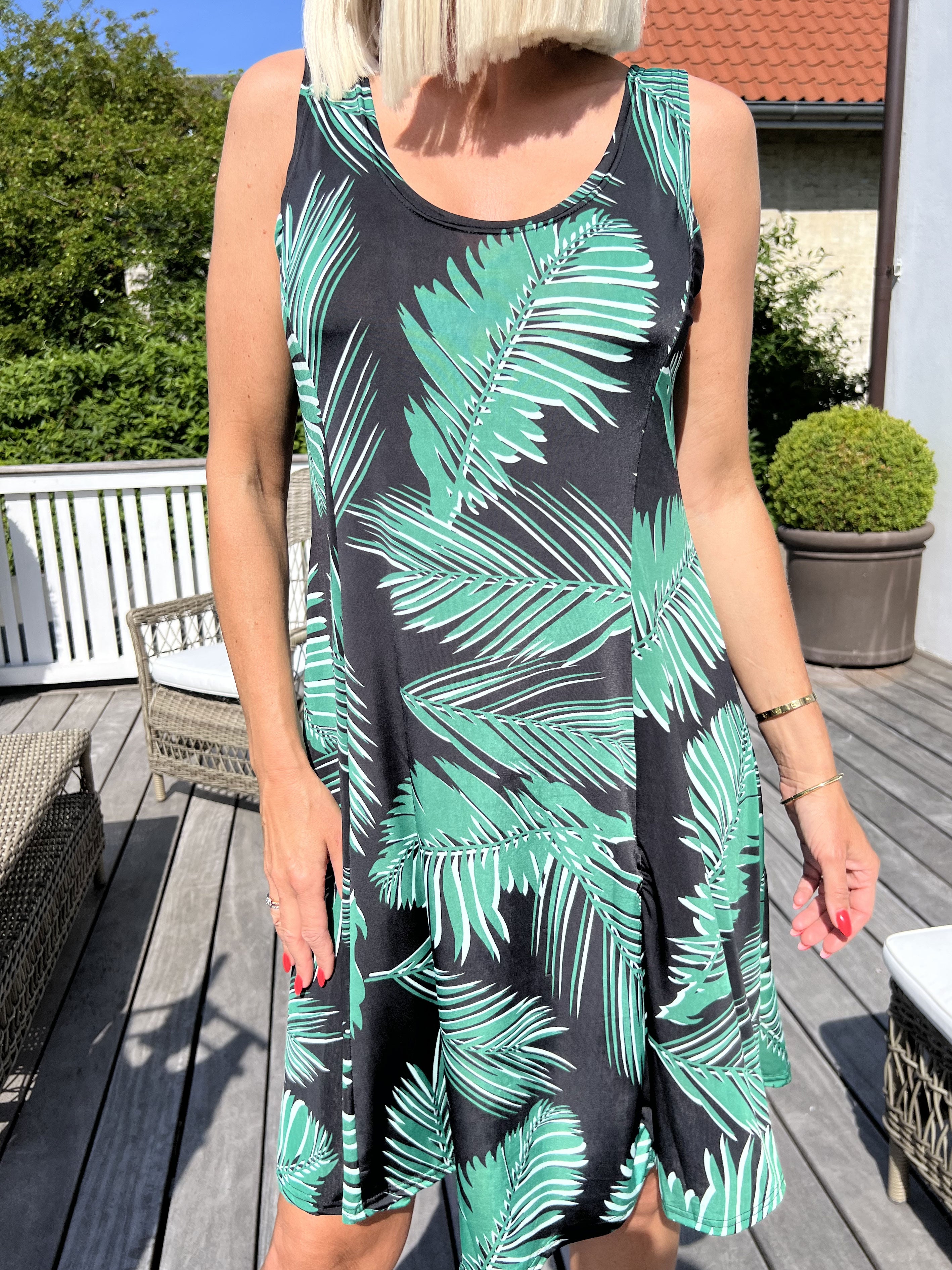 Maj Forest - Sød elastisk sommerkjole med bladmønster